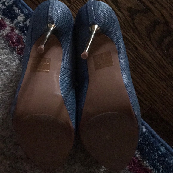 Wild Pair Pumps! Textured blue with metal heel! - Picture 4 of 6